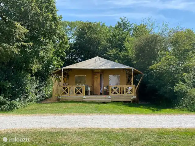 Pavillon Grutte Fiif Safari avec climatisation | Pays-Bas, Frise, Grouw - glamping / tente safari / yourte La tente glamping Grutte Fiif à Grou au parc de sports nautiques Yn'e Lijte est située dans un bel espace vert
