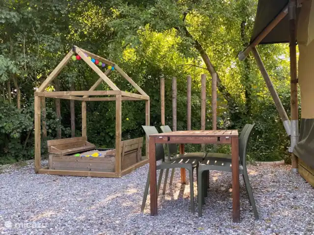 Pavillon Grutte Fiif Safari avec climatisation | Pays-Bas, Frise, Grouw - glamping / tente safari / yourte Joli bac à sable pour les enfants dans le jardin du Grutte Fiif Safarilodge