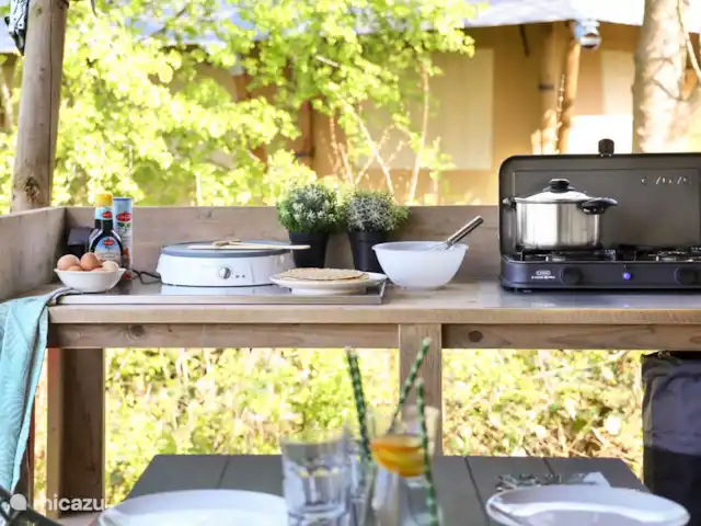 Pavillon Grutte Fiif Safari avec climatisation | Pays-Bas, Frise, Grouw - glamping / tente safari / yourte Cuisine extérieure unique avec confort gaz et crêpière