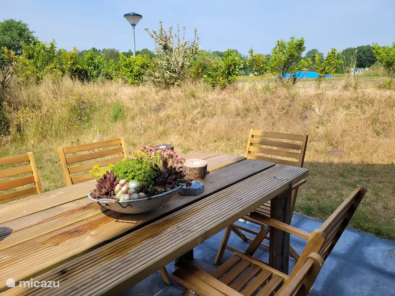 schöne Sitzecke draußen