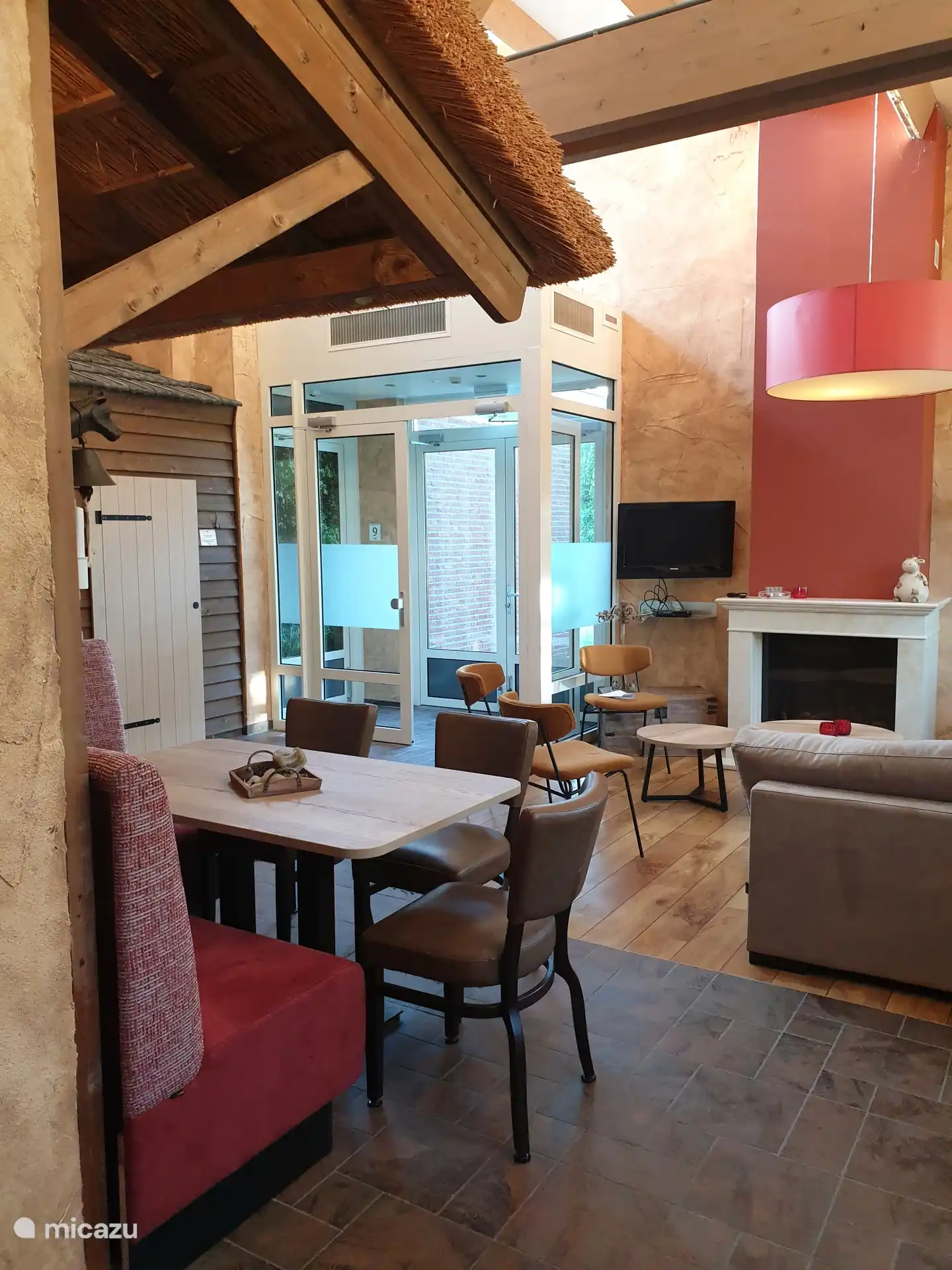 Essbereich und Tür zur Außenterrasse