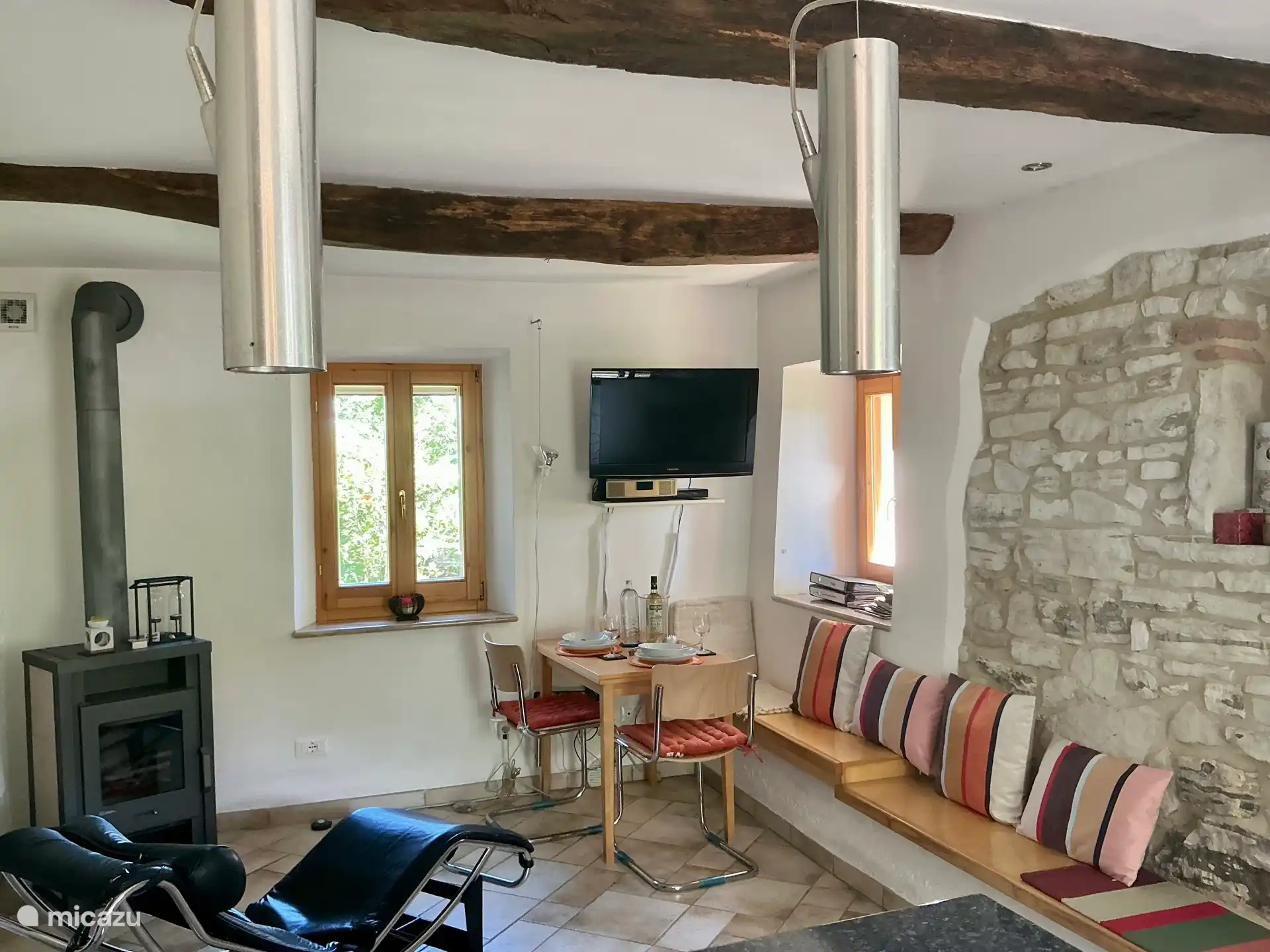 Wohnbereich mit Kaminofen, SAT-TV, Bose-Radio, Corbusier-Liege