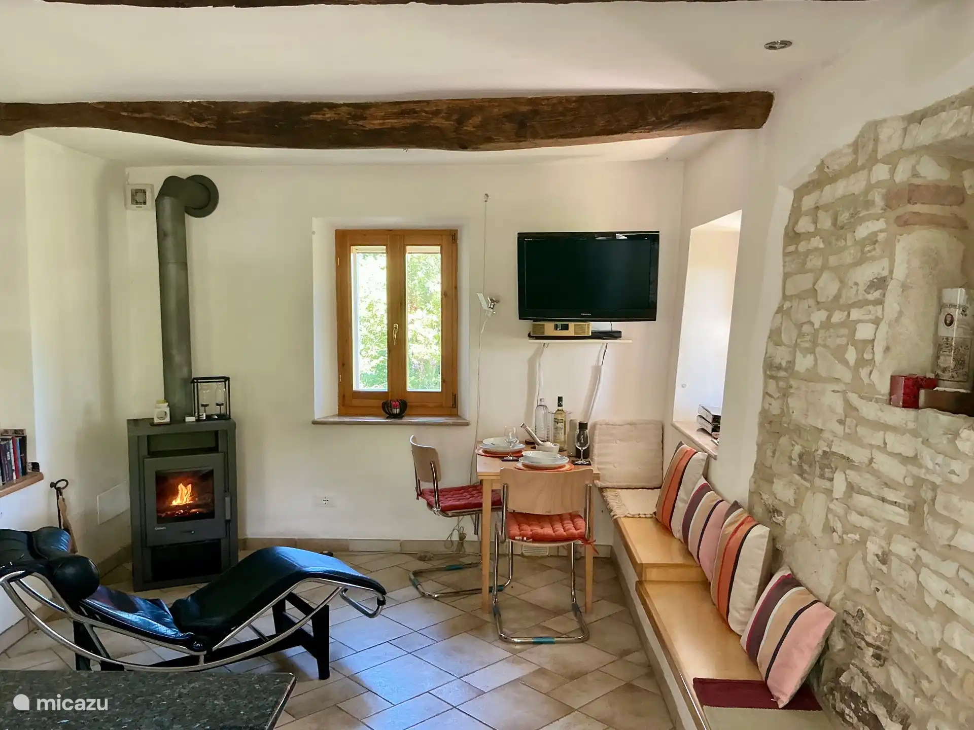 Wohnen mt Kaminofen, Liege von Corbusier, SAT-TV, Bose Radio, Kissen von Remember