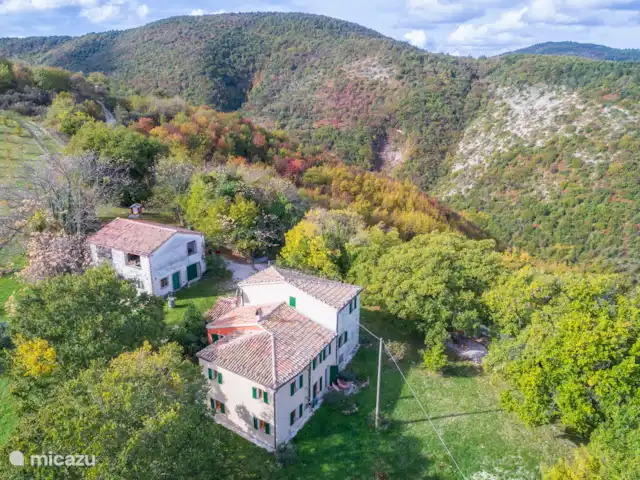 Location de Vacances Italie, Marche, Arcevia, appartement - Poggio delle Querce Propriété en novembre, grange à gauche avec bois, meubles de jardin