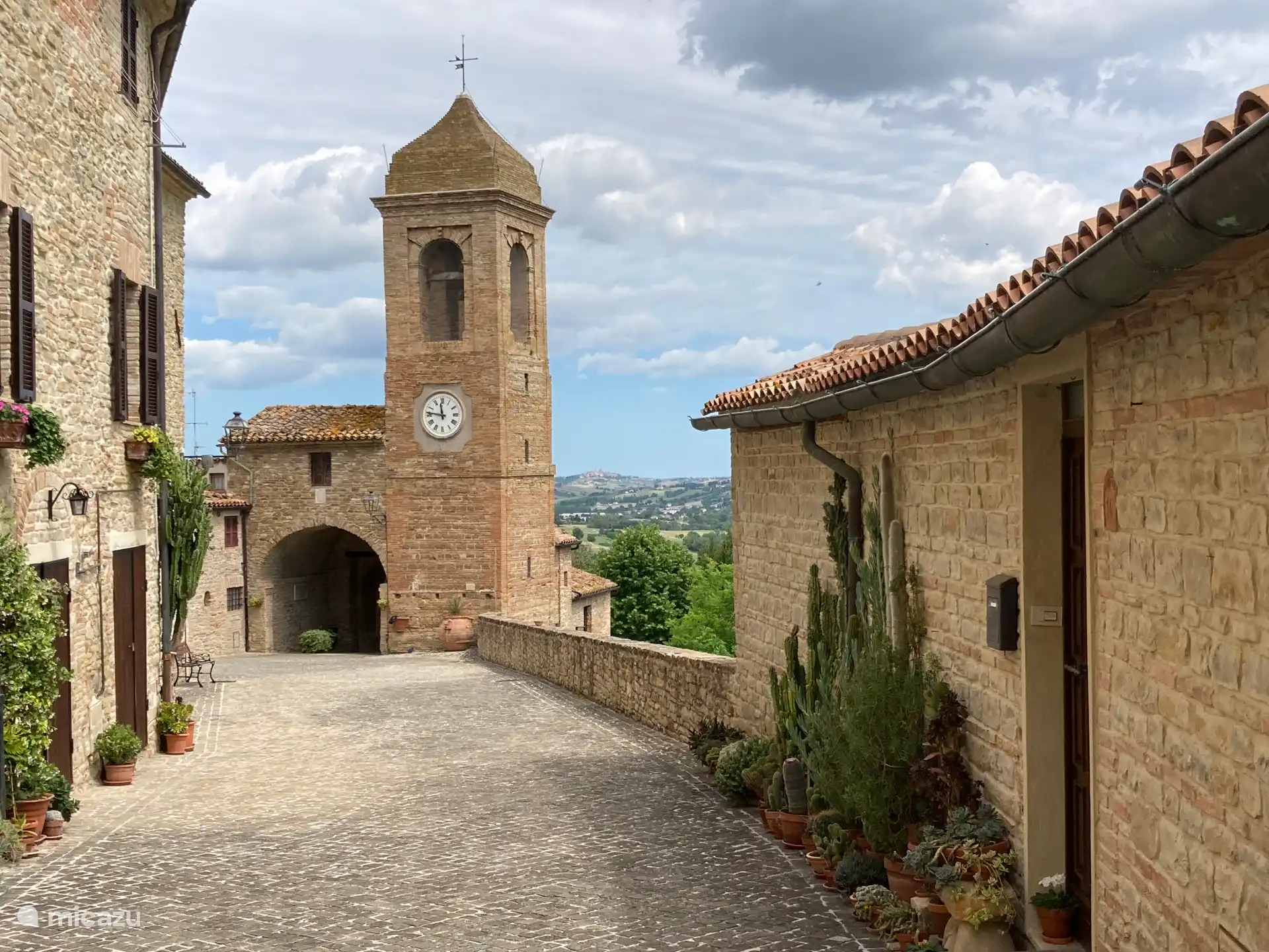 Castiglioni, Nachbarort mit Bar-Cafe, eines der 10 Castelli von Arcevia