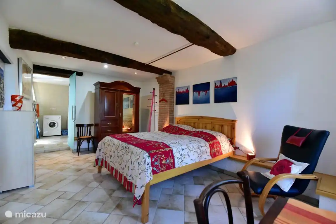 Schlafzimmer mit Schrank, ensuite Badezimmer