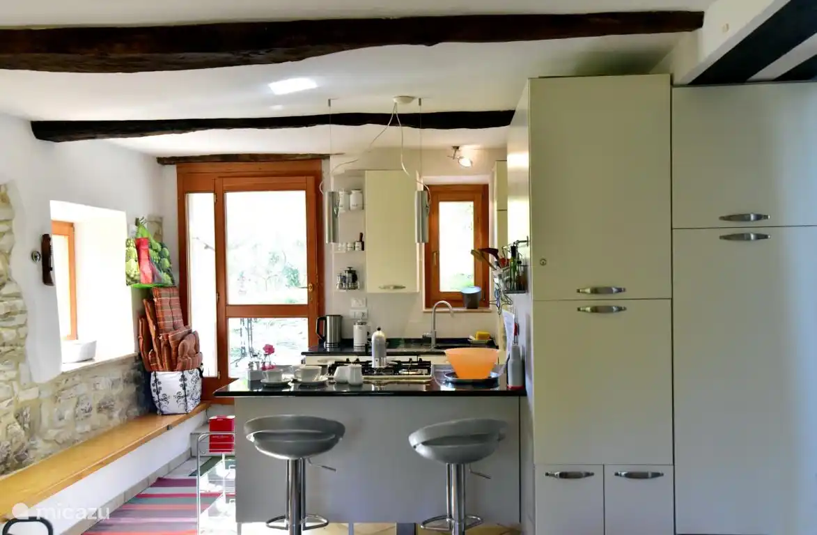 Küche mit Tresen/Barhockern