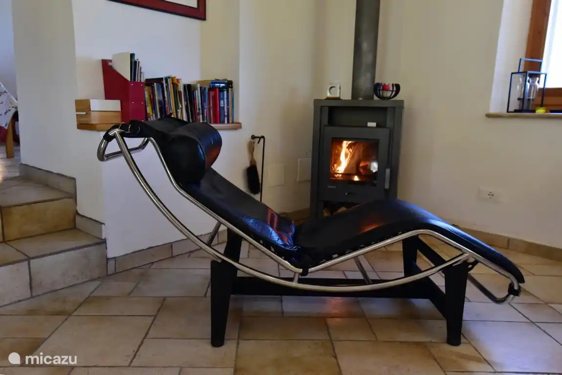 Kaminofen mit Corbusier-Liege im Wohnzimmer