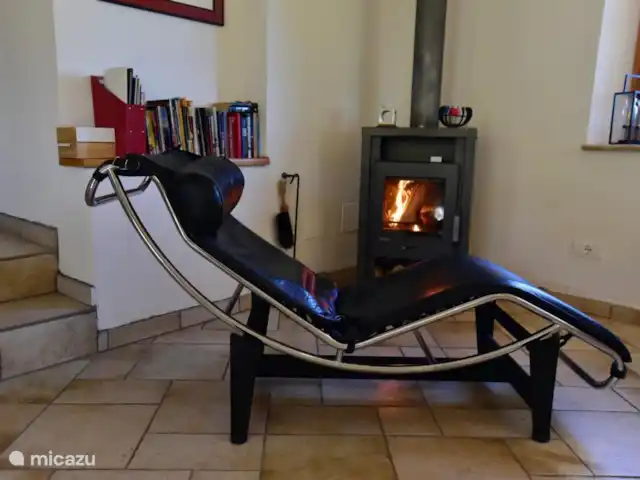 Location de Vacances Italie, Marche, Arcevia, appartement - Poggio delle Querce Cheminée avec transat Corbusier dans le salon