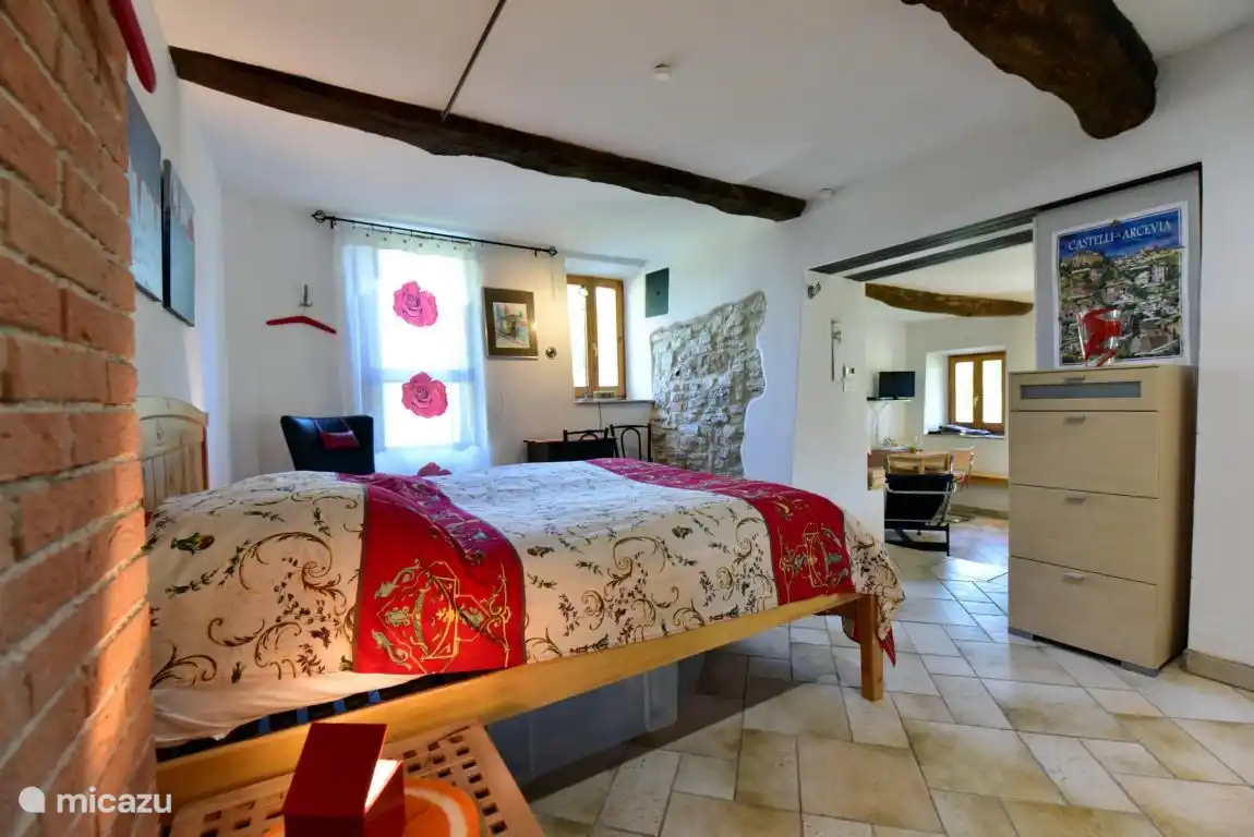 Schlafzimmer mit Tisch und Kommode