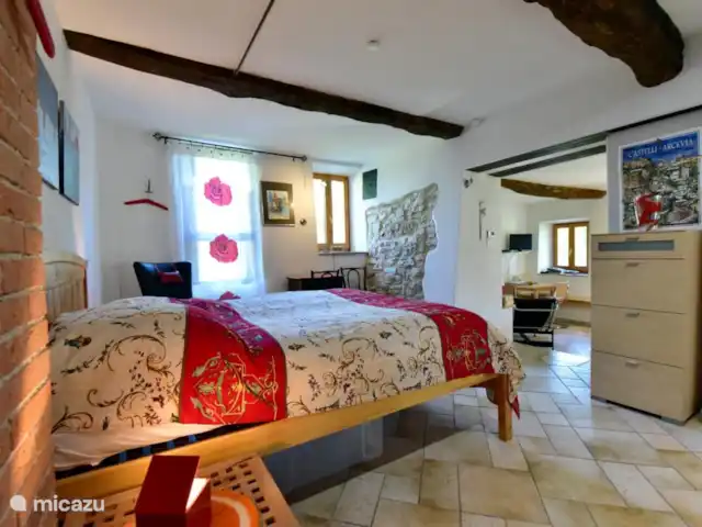 Location de Vacances Italie, Marche, Arcevia, appartement - Poggio delle Querce Chambre à coucher avec table et commode