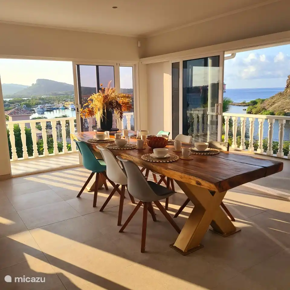 Top floor: Breakfast with a fantastic view.