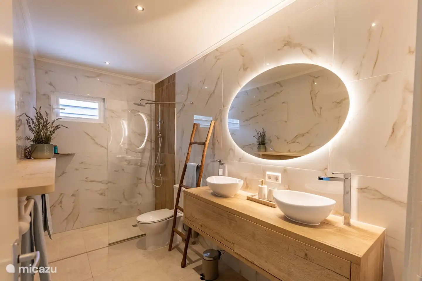 Upper floor: Bathroom upper floor.