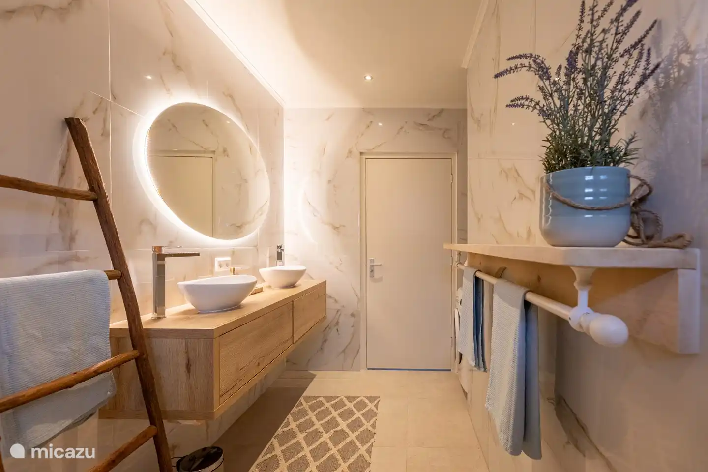 Upper floor: Bathroom upper floor.