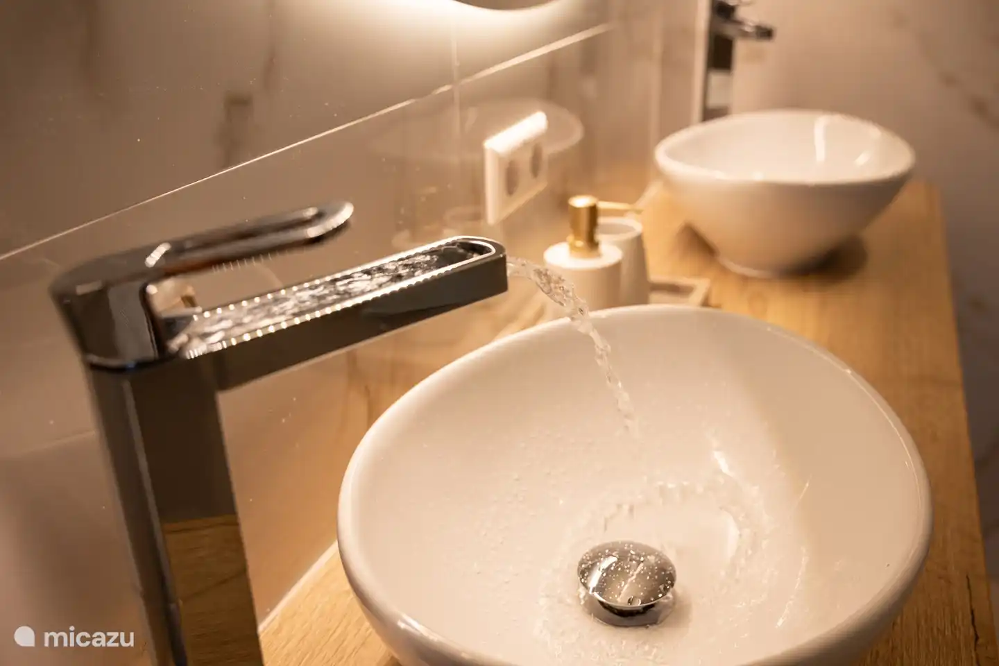 Upper floor: Crane design.