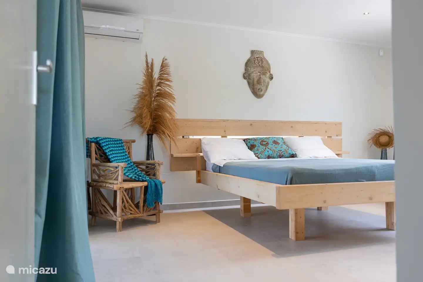 Upper floor: Bedroom 2 Caribbean vibe.