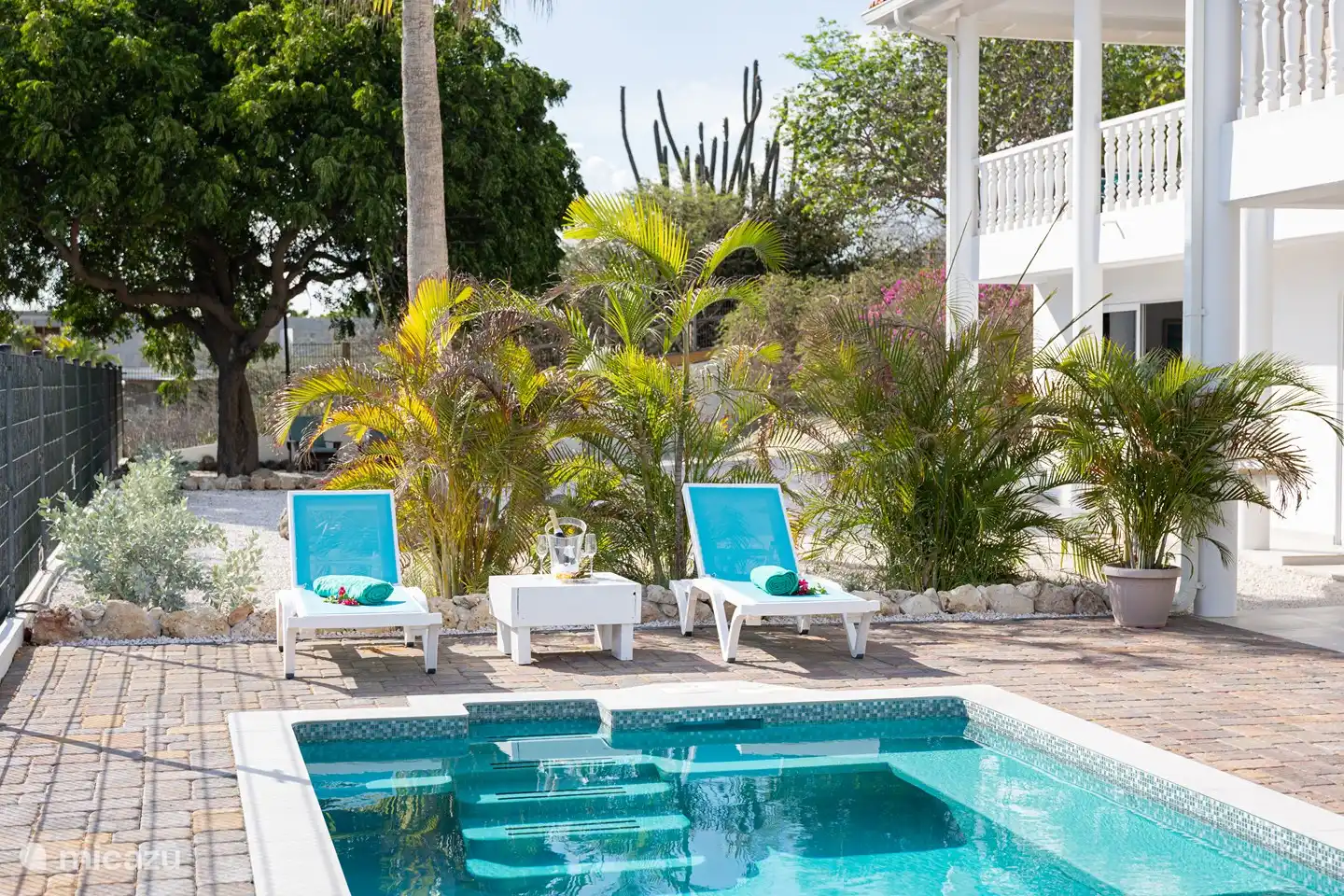 Ground floor: Have a drink while sitting in the pool.
