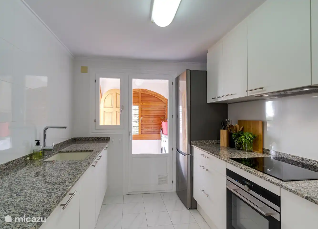 Küche mit allen Geräten und angrenzend eine Waschküche / Abstellraum