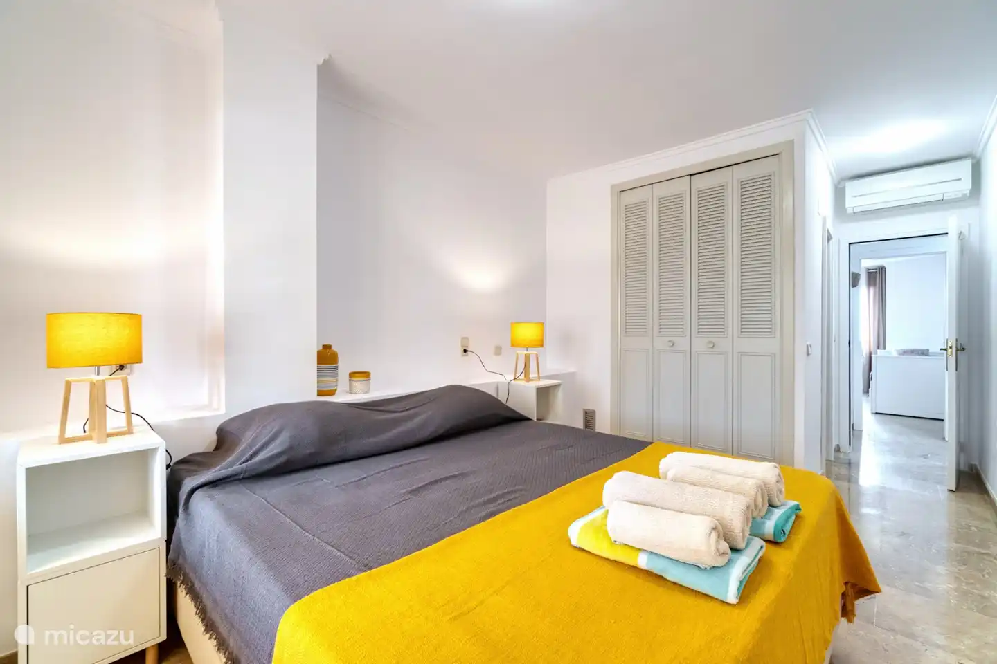 Hauptschlafzimmer mit Stauraum und Klimaanlage