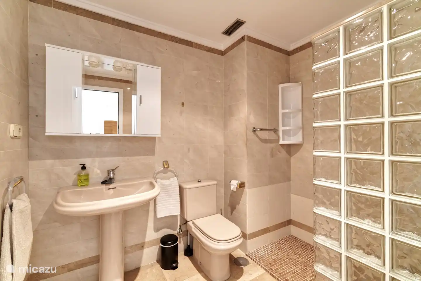 En-suite Badezimmer mit ebenerdiger Dusche, WC, Bidet und Waschbecken