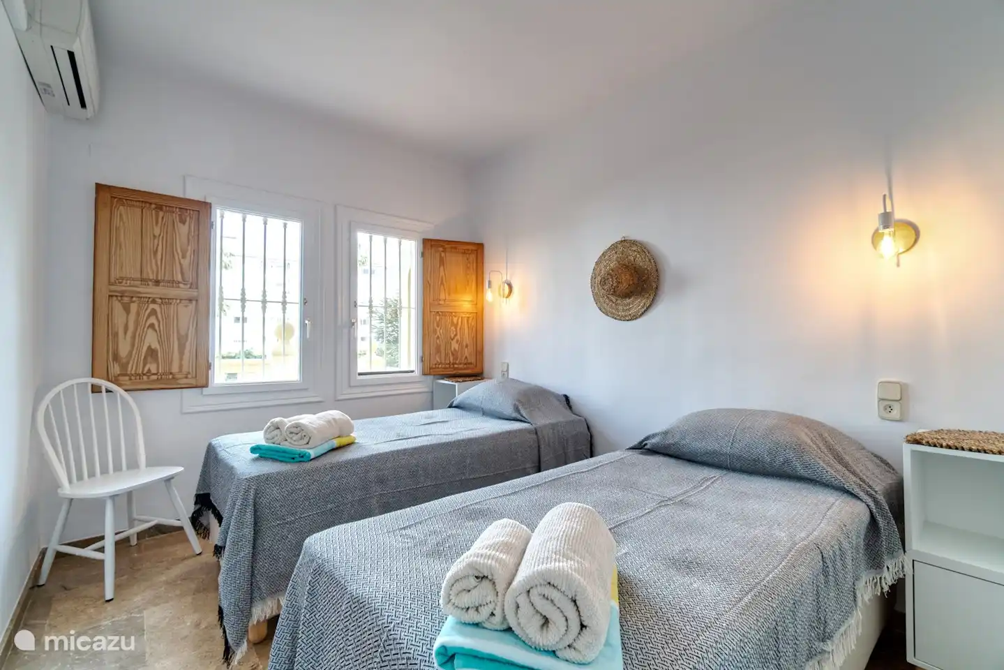 Schlafzimmer mit 2 Einzelbetten und Klimaanlage