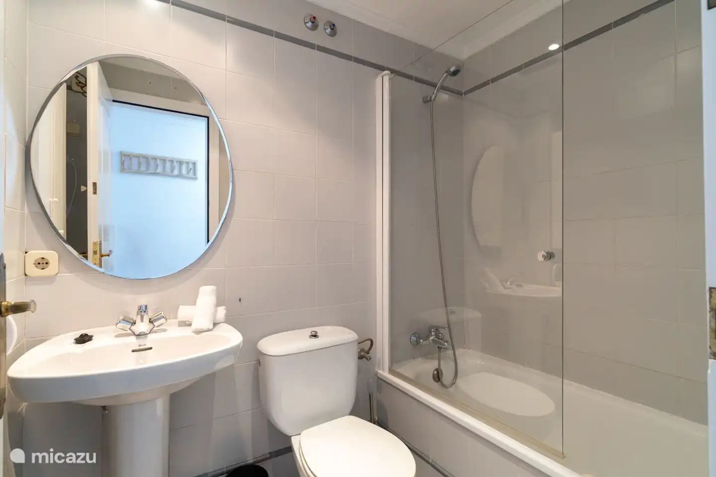 Badezimmer mit Badewanne/Dusche, WC und Waschbecken