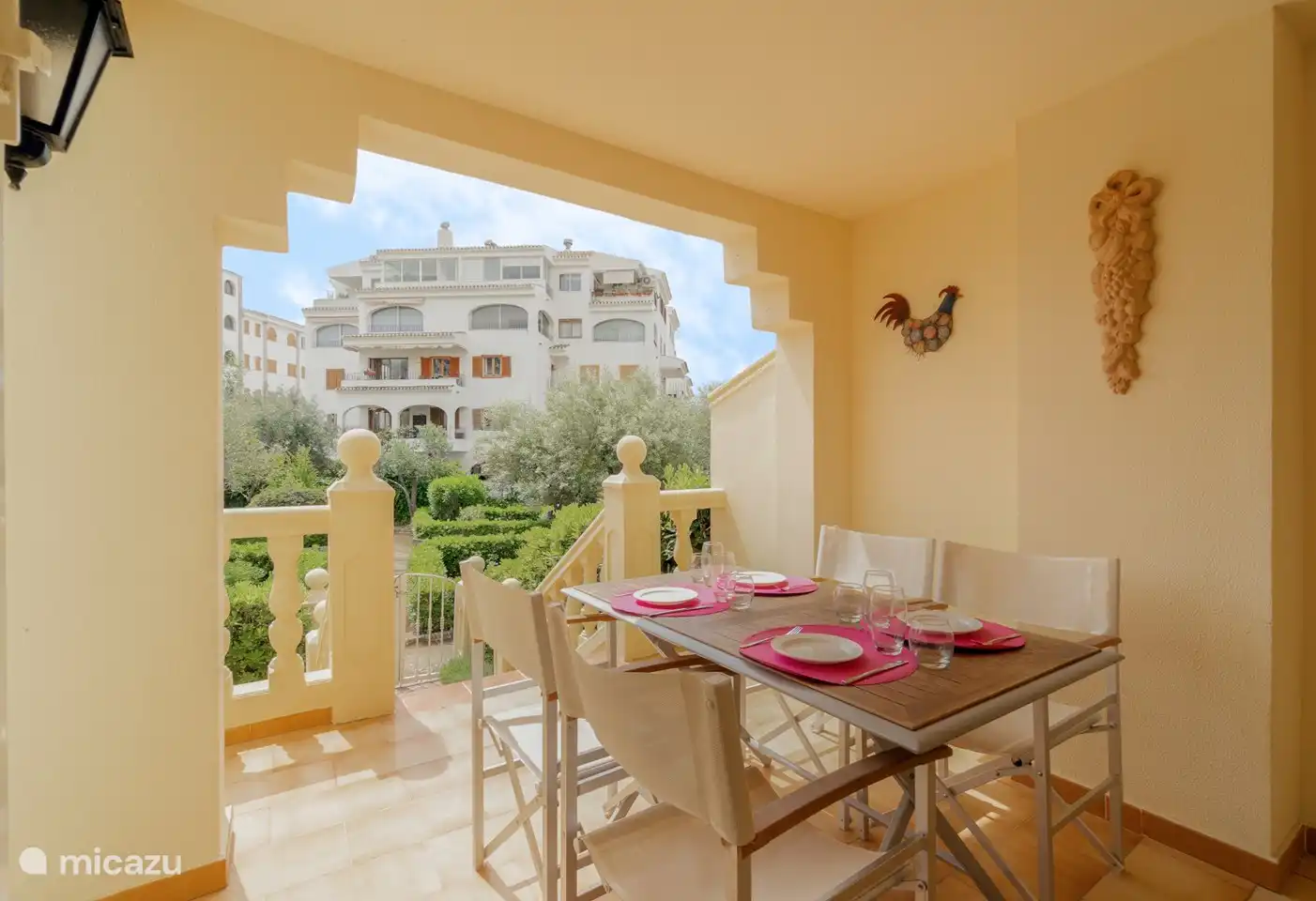 Überdachte Terrasse mit Blick in den Garten, es gibt keinen Verkehr auf dieser Seite der Anlage, also wunderbar ruhig. 