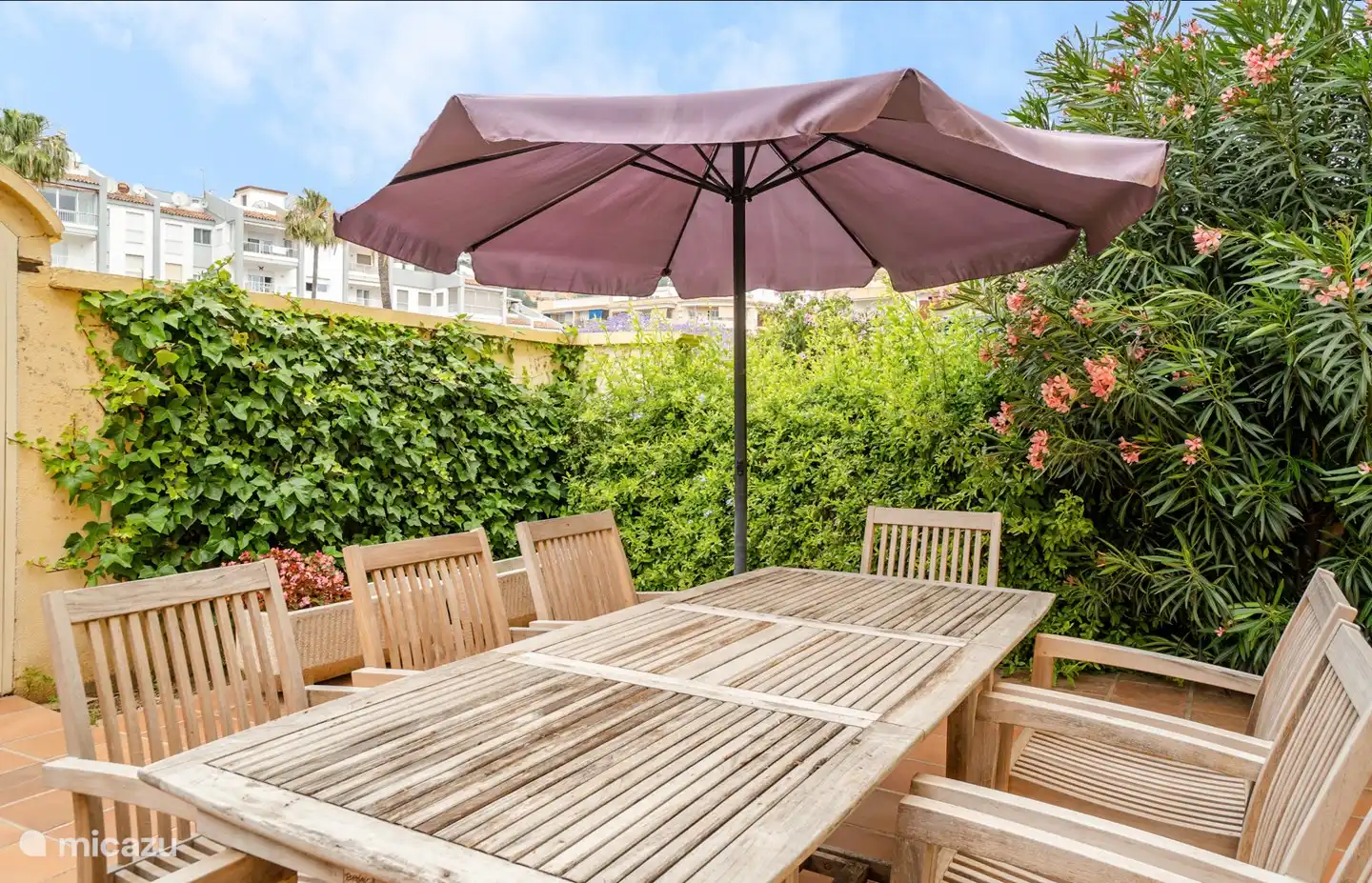 Privater Garten auf der Straßenseite direkt im Hafenbereich