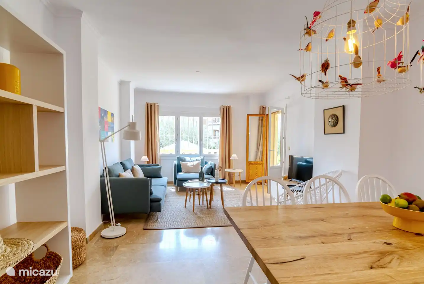 Gemütliches Wohnzimmer mit Sitzecke und Esstisch