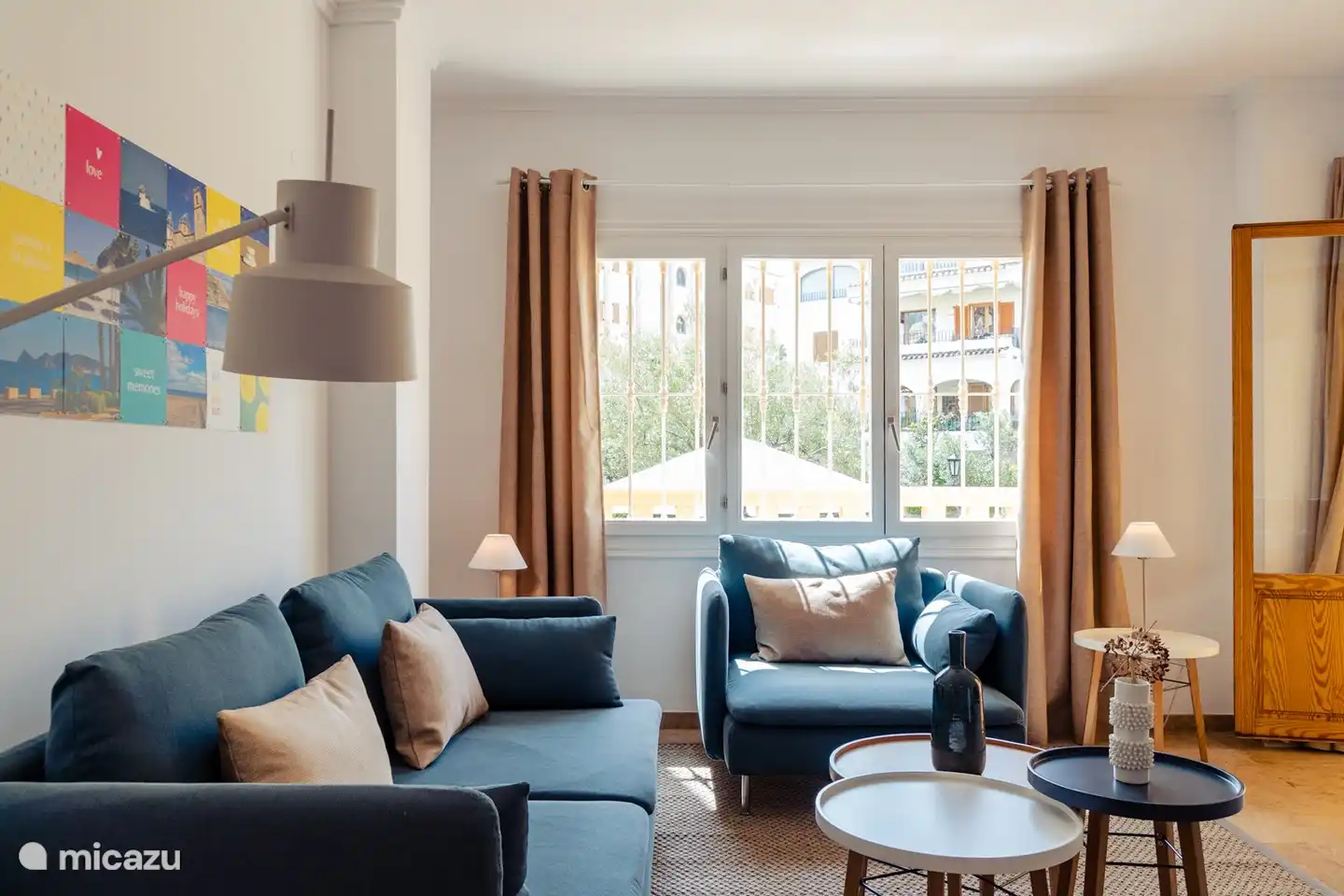 Helles Wohnzimmer mit direktem Zugang zur hinteren Terrasse