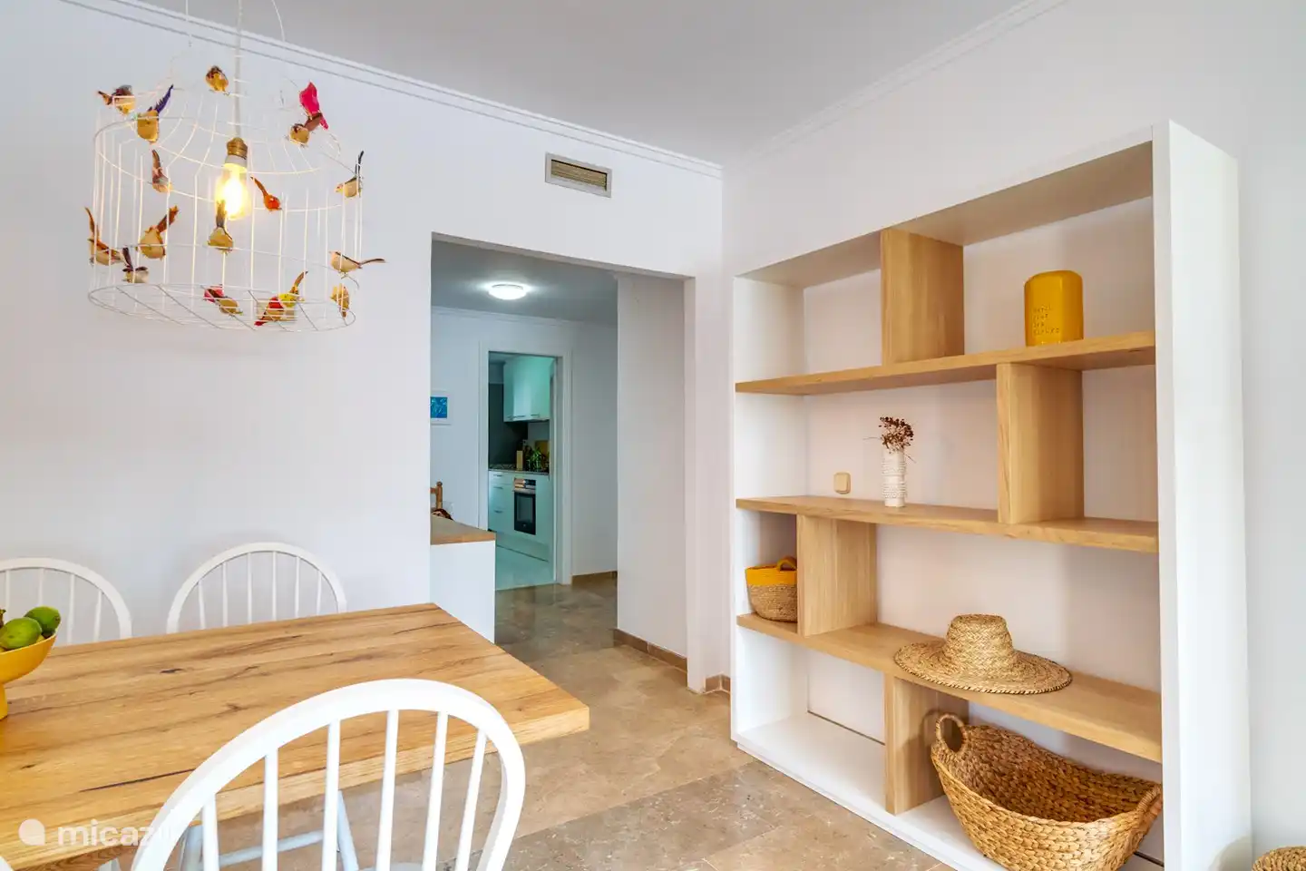 Eingangshalle mit angrenzendem Wohnzimmer