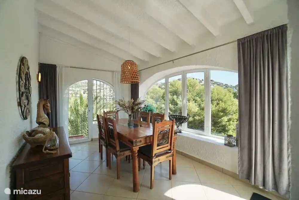 Salle à manger avec balcon et porte patio