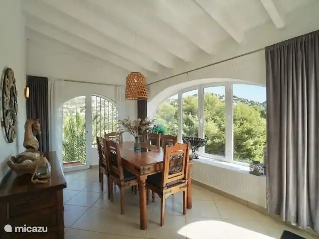 Casa Herradura en España, Costa Blanca, Benissa - villa Comedor con balcón y puerta de patio.