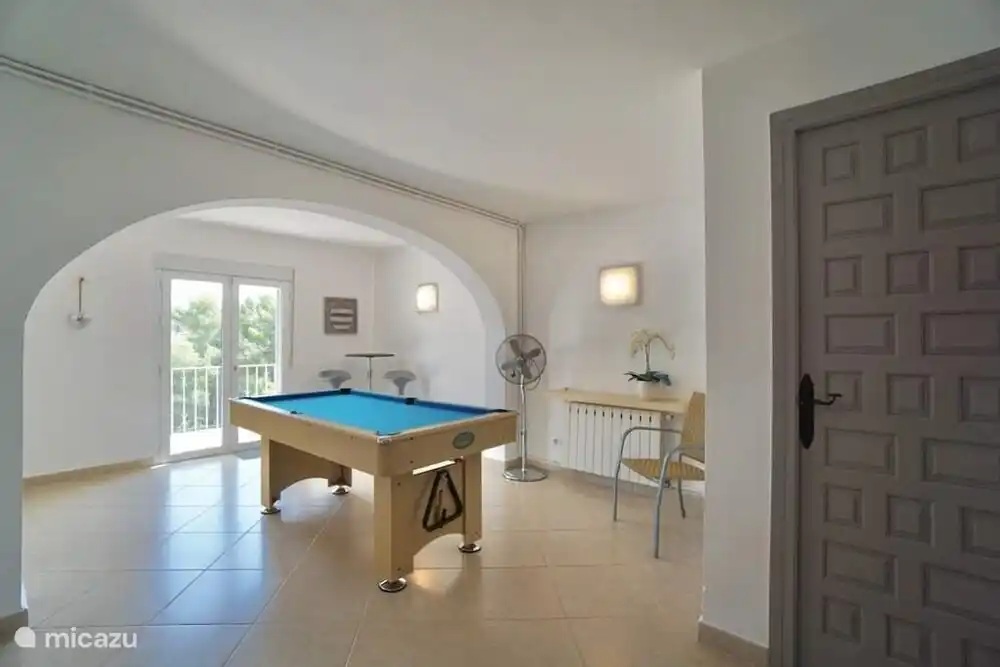 Salle de billard avec chambre et salle de bain attenantes