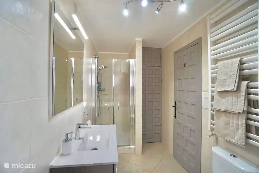 Salle de bain 2 en bas avec douche et baignoire.