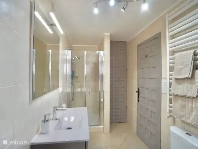 Casa Herradura en España, Costa Blanca, Benissa - villa Cuarto de baño 2 abajo con ducha y bañera.