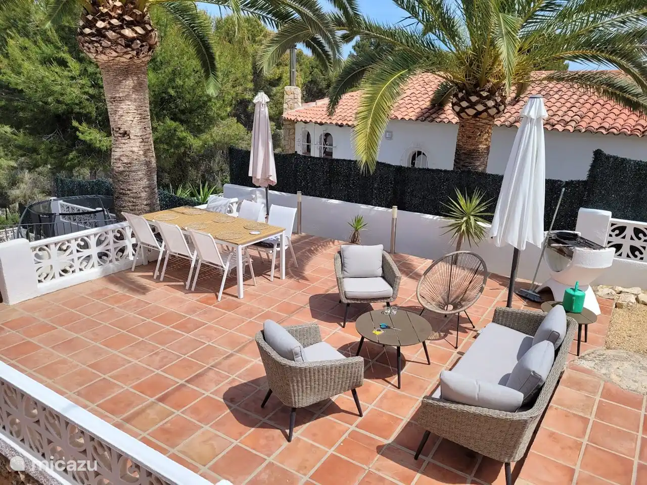 Grande table à manger avec 6 chaises sur la photo, deux chaises supplémentaires identiques sont prêtes à être ajoutées.