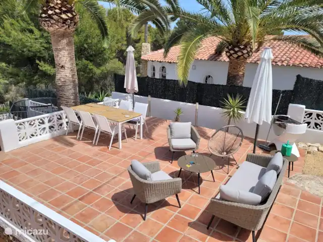 Casa Herradura en España, Costa Blanca, Benissa - villa Mesa de comedor grande con 6 sillas en la foto, dos sillas idénticas adicionales están listas para agregar.