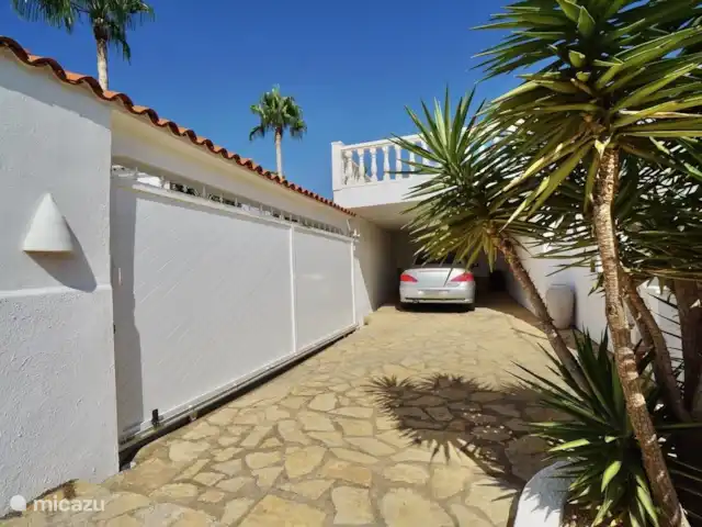 Casa Herradura en España, Costa Blanca, Benissa - villa El coche se puede aparcar bajo techo.