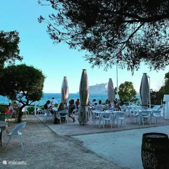 Joli bar de plage à Cala Baladrar, à seulement 18 minutes à pied.