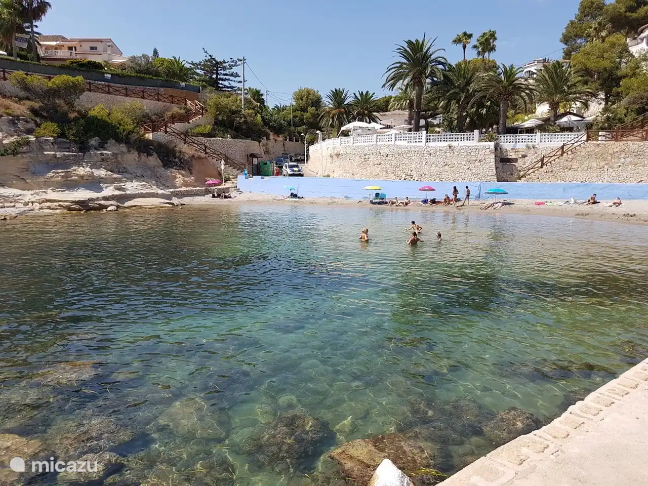 Cala Advocat est accessible à pied en 15 minutes, où commence également la promenade écologique, une belle promenade jusqu'à Calpe via la côte.