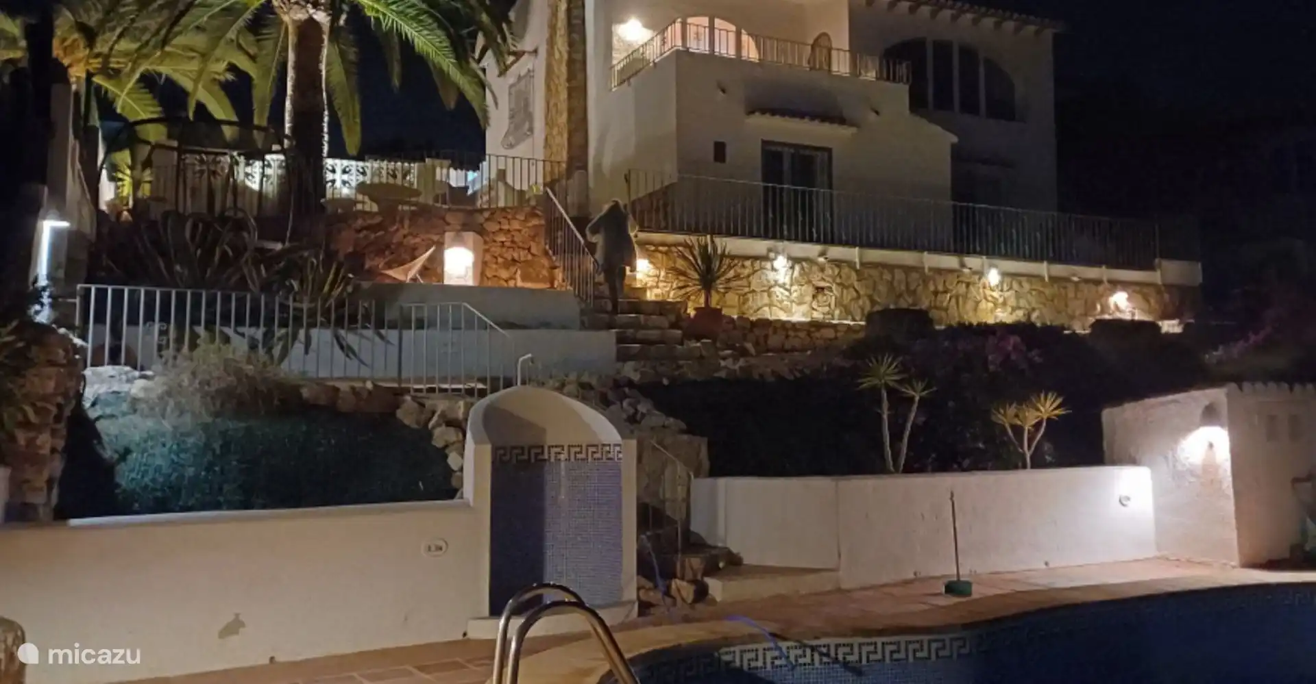 L’ensemble du jardin est éclairé la nuit,