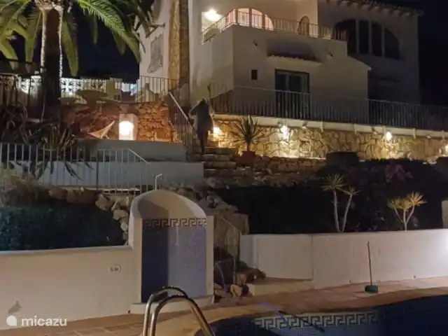 Casa Herradura en España, Costa Blanca, Benissa - villa Todo el jardín está iluminado por la noche,