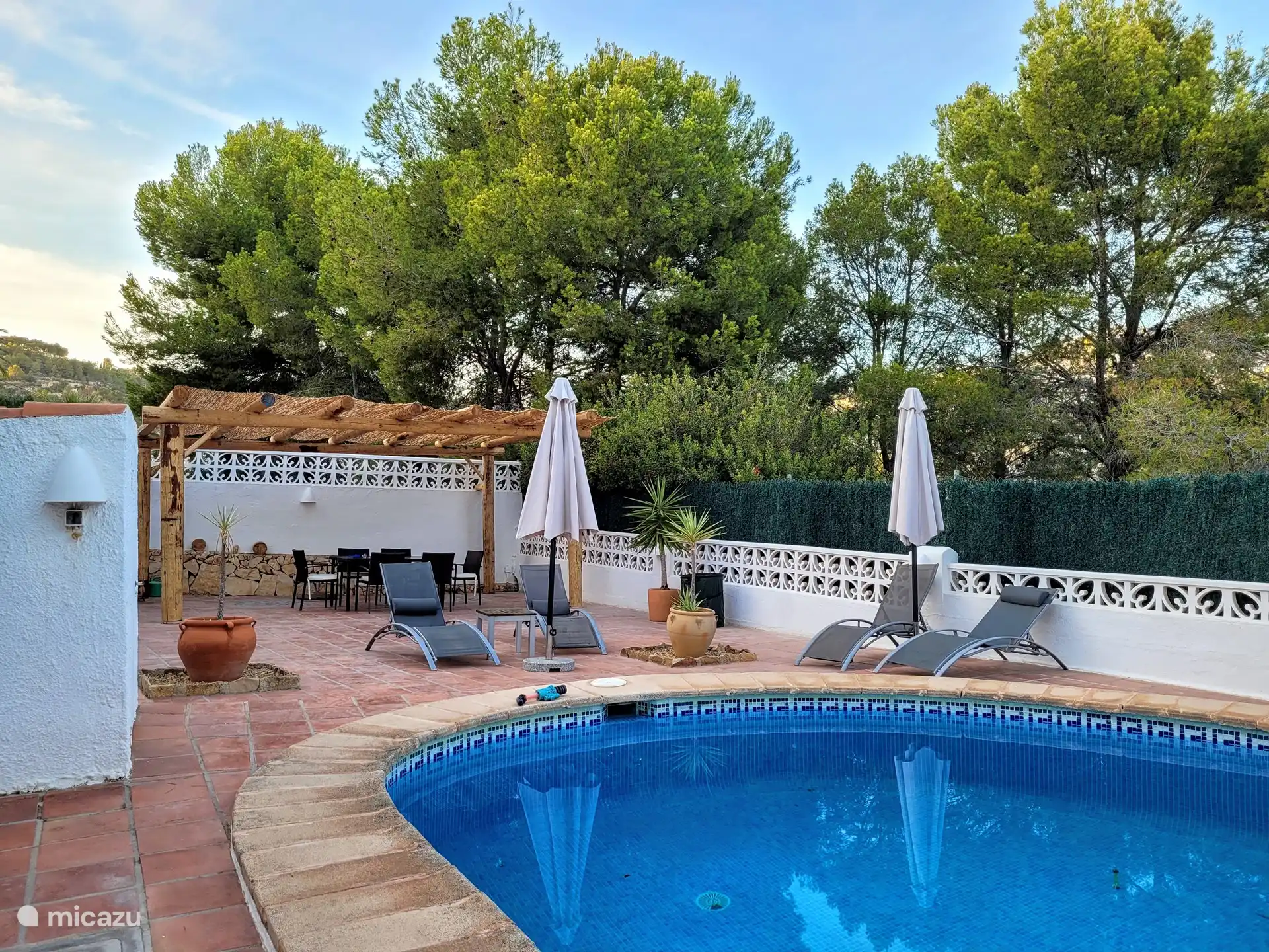 Dôme spacieux au bord de la piscine.
