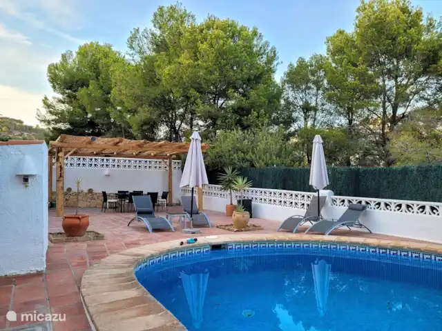 Casa Herradura en España, Costa Blanca, Benissa - villa Amplia cúpula junto a la piscina.