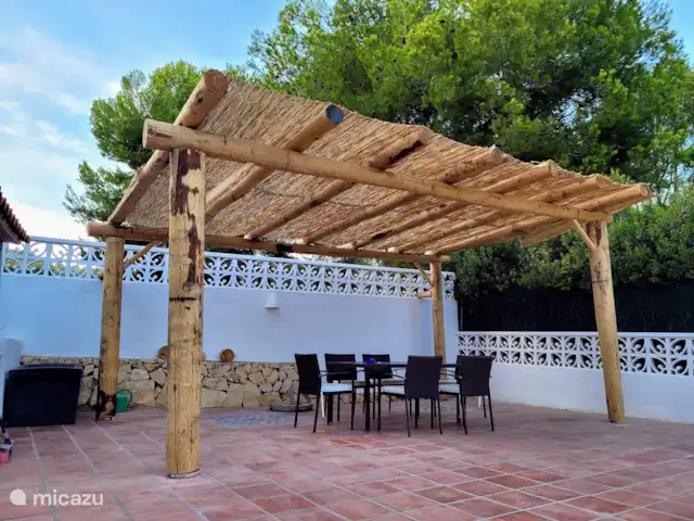 Casa Herradura en España, Costa Blanca, Benissa - villa Amplia cúpula junto a la piscina donde se tiene sombra durante todo el día.