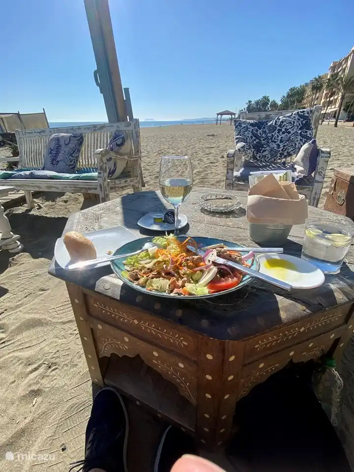 Een chiringuito op het strand van Estepona