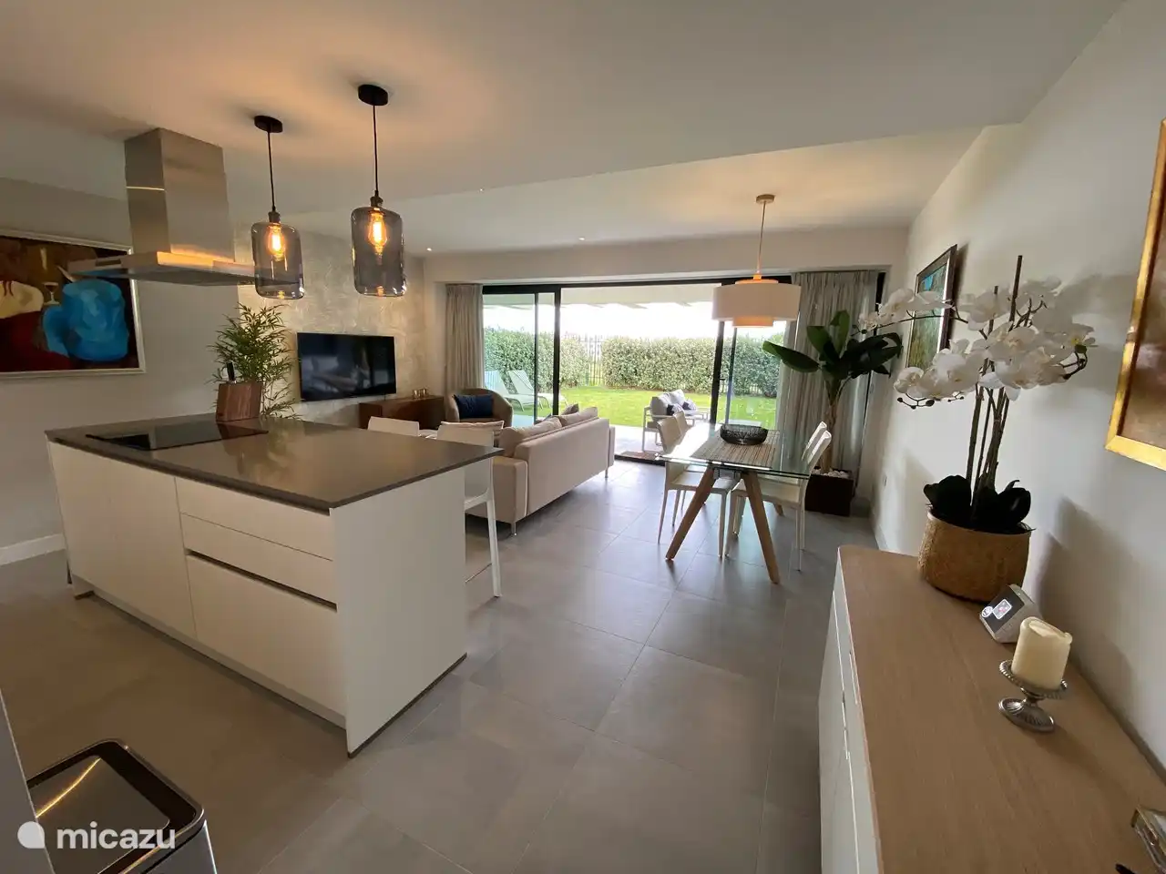 De woonkamer en keuken vanuit verschillende perspectieven bezien