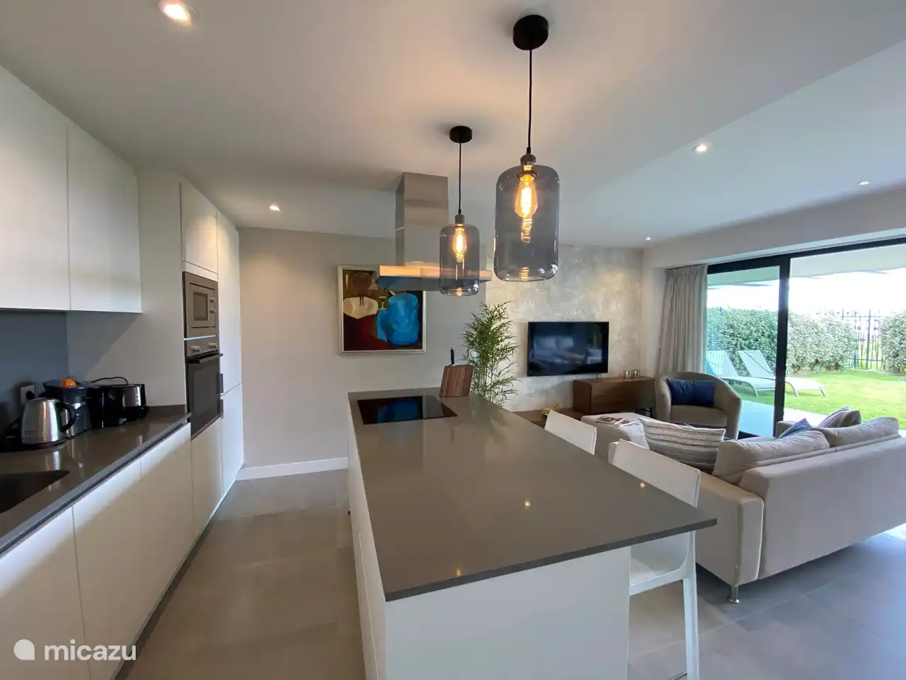 De keuken met eetbar en 2 hoge stoelen