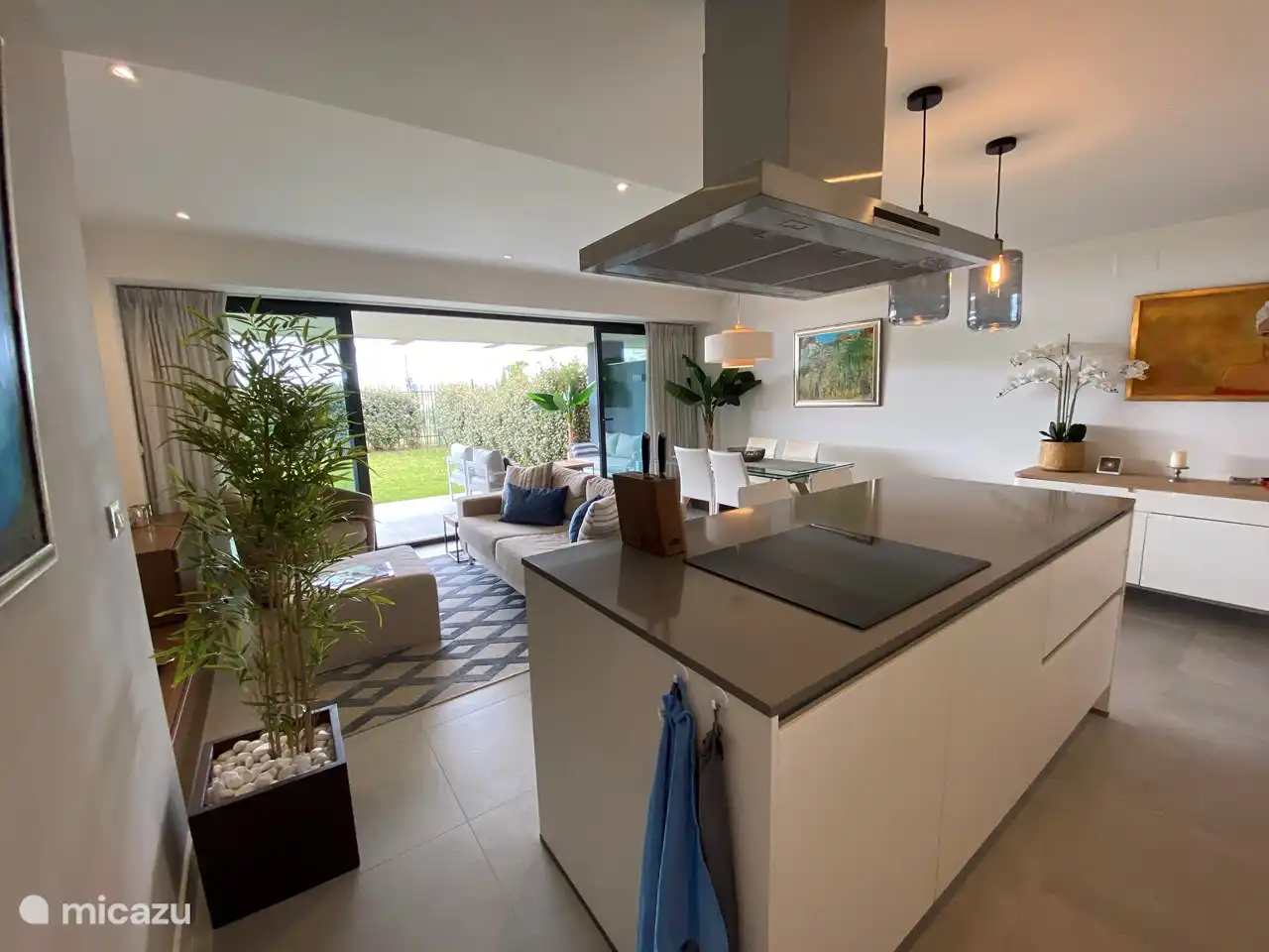 De eetbar scheidt de keuken van de woonkamer